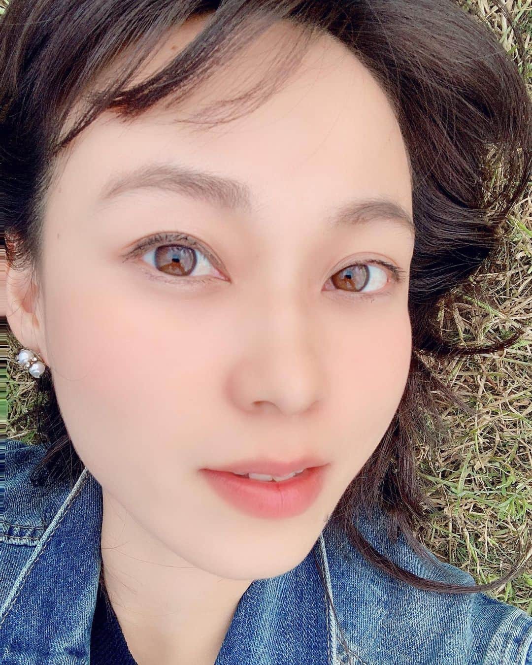 長崎真友子さんのインスタグラム写真 - (長崎真友子Instagram)「芝生ゴロン。 昔は毎日こうやって芝生の匂いをかぎながら空を何時間も見上げてたのに。  子どもが生まれてからその機会ほとんどなかった😂  でも、私はやっぱり土が好きで、空が好きで、海が好きで。  土の匂い 空や風の色 海の音  鎌倉の海沿いにあるこの公園はperfect💕短い時間だったけど、このゴロンの時間どんな時間よりも好き。  子どもたちとこの時間と空間を共有し合えたらいいのになぁ。  まだ2歳と4歳にこの感覚はわからないみたい😂（実はお腹の上で長男がマジ寝してるw）  #海　#芝生　#ゴロン　#公園　#芝生ごろごろ #芝生ごろん #ilike #男の子ママ #年子ママ #年子育児 #年子兄弟 #ママの息抜き #ママの毎日 #週末鎌倉生活　#田舎育ち　#別荘　#地方移住　#男の子のママ #ママの時間 #ママタイム #mamatime #mamagirl #mamari #poem」11月1日 23時39分 - mayuko_nagasaki