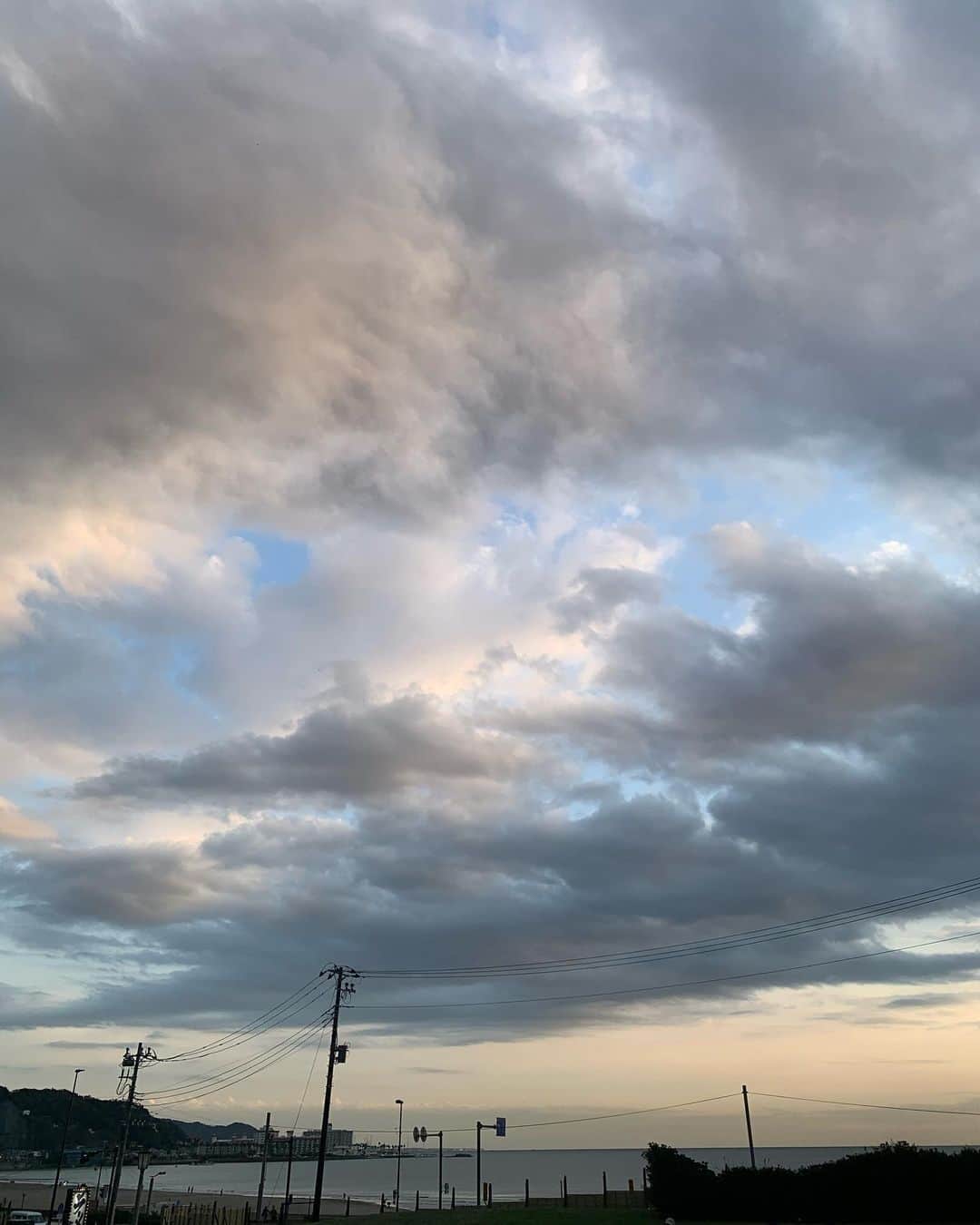 長崎真友子さんのインスタグラム写真 - (長崎真友子Instagram)「芝生ゴロン。 昔は毎日こうやって芝生の匂いをかぎながら空を何時間も見上げてたのに。  子どもが生まれてからその機会ほとんどなかった😂  でも、私はやっぱり土が好きで、空が好きで、海が好きで。  土の匂い 空や風の色 海の音  鎌倉の海沿いにあるこの公園はperfect💕短い時間だったけど、このゴロンの時間どんな時間よりも好き。  子どもたちとこの時間と空間を共有し合えたらいいのになぁ。  まだ2歳と4歳にこの感覚はわからないみたい😂（実はお腹の上で長男がマジ寝してるw）  #海　#芝生　#ゴロン　#公園　#芝生ごろごろ #芝生ごろん #ilike #男の子ママ #年子ママ #年子育児 #年子兄弟 #ママの息抜き #ママの毎日 #週末鎌倉生活　#田舎育ち　#別荘　#地方移住　#男の子のママ #ママの時間 #ママタイム #mamatime #mamagirl #mamari #poem」11月1日 23時39分 - mayuko_nagasaki