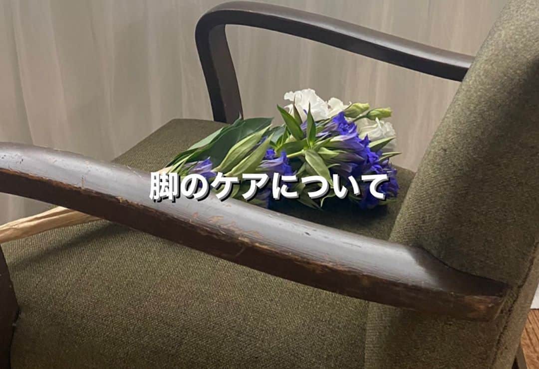 のインスタグラム：「. 🌱脚のケアについて🌱 . 質問で、脚のケアはどんなことをしていますか？ というのを多く頂きます 詳しいマッサージ方法は @ideed_kgu  のYouTubeに掲載されています！ 是非見てみて下さい☺︎ . プラスのケアで 月に1〜2回インディバとハンドマッサージも受けています 旅行に行って浮腫んだ脚も 2.3枚目の写真を見てわかるように ハンドマッサージをしただけで 左→右に変わります！ 毎日全身浴をしてゴリゴリマッサージをする お風呂上がりにクリームで包み込むようにマッサージをする これを欠かすことはほとんどありません 何事も積み重ねです 因みにこの時期になるとホホバオイルを愛用しています オイルなのに軽くてサラッと馴染んでくれて 保湿効果は勿論香りも優しいので 男性にもオススメです❤︎ . 女子の皆様、一緒に頑張りましょうね❤︎ . . . #美脚 #美脚トレーニング #ダイエット #ダイエット記録 #マッサージ #マッサージオイル #ビフォーアフター #ケア #フット #ホホバオイル #脚やせ #脚痩せ」
