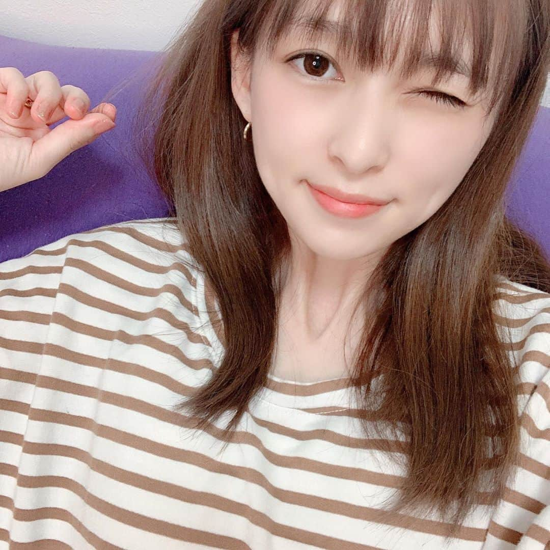 町田亜里香さんのインスタグラム写真 - (町田亜里香Instagram)「. . 〜セルフカラー✂️✨〜 . 今回は安定の泡カラー💭💭 2箱買ったんだけど、 1箱でここまで染まったよ〜🥺⭐︎ 傷まないんですか？と よく質問頂くんですが… 美容室で染めてもセルフカラーしても 傷みます（ ; ; ）！！ 美容室の方がダメージは少ないかも？ でもブリーチとかすると美容室でも 一気に毛がやばくなりますよ😱😱 . 私はセルフカラーだからこそ シャンプーは美容室のものにしてる❤︎ むしろセルフカラーの必需品です。。 . . 今回はちょっと暗めにしたくて アッシュショコラにしてみたよ✨ やっぱり泡は楽だ🥺 . . #セルフカラー #セルフカラーおすすめ #beautylabo #ビューティーラボ  #アッシュショコラ #ママ #節約生活  #節約 #泡カラー #泡 #セルフ  @beautylabo_hoyu_official」11月1日 23時49分 - ari_gram_111