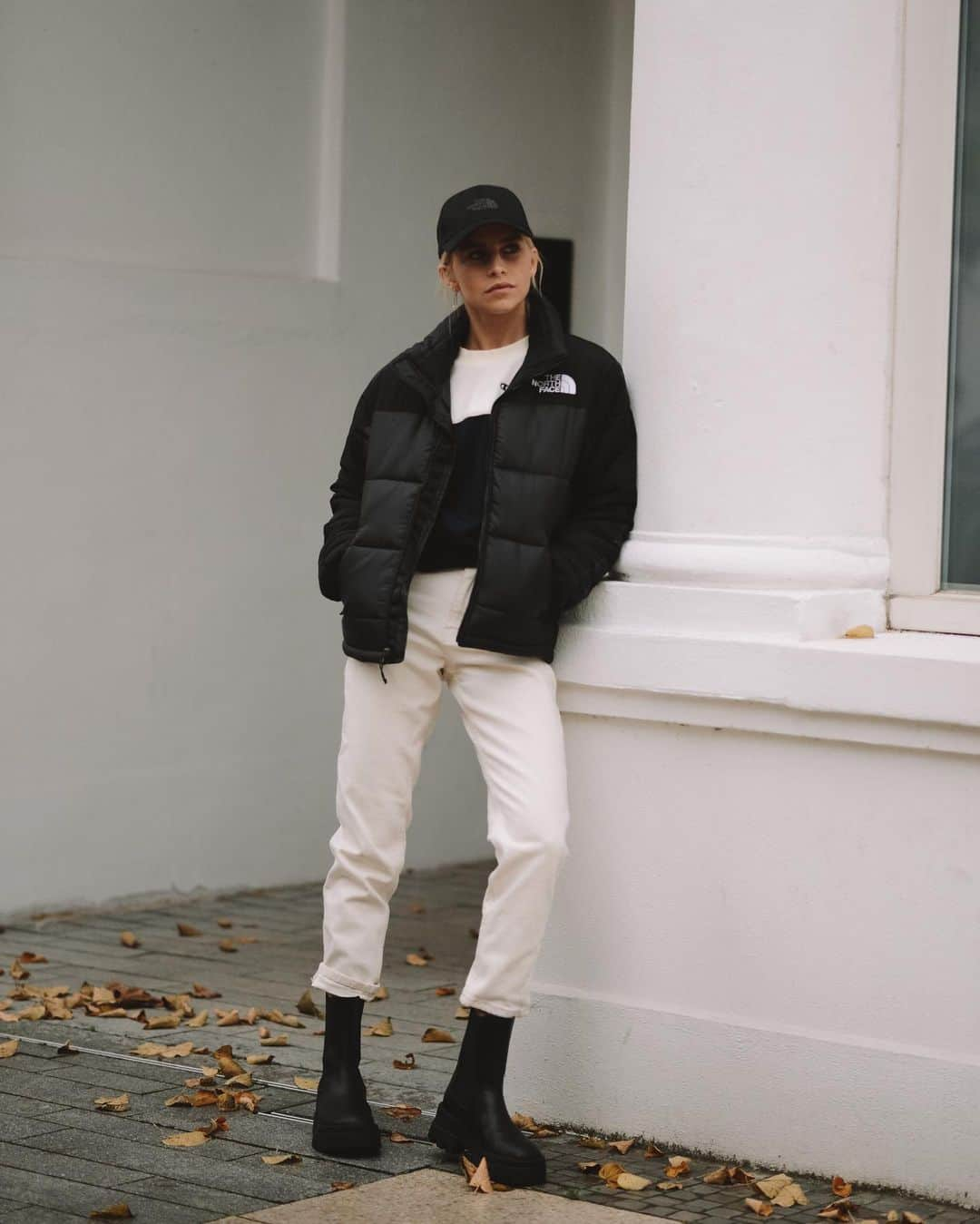 キャロライン・ダウルさんのインスタグラム写真 - (キャロライン・ダウルInstagram)「Comfort meets cool meets functionality meets trucker in this look, amirite? Photo by @joleomemeier @zalando #zalandostyle #getthelook Anzeige」11月1日 23時56分 - carodaur