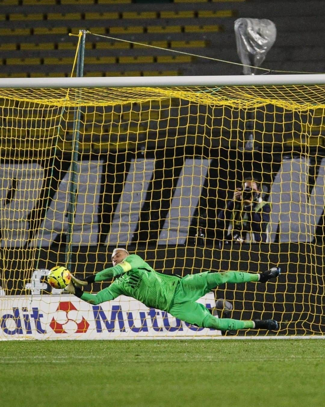 パリ・サンジェルマンFCさんのインスタグラム写真 - (パリ・サンジェルマンFCInstagram)「What a save, @keylornavas1 👊 . #AllezParis #WeAreParis #ICICESTPARIS #PSG #ParisSaintGermain #Paris #Football #FCNPSG #KeylorNavas」11月1日 23時58分 - psg