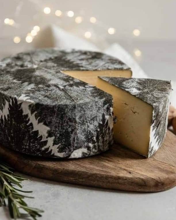 ジェイミー・オリヴァーさんのインスタグラム写真 - (ジェイミー・オリヴァーInstagram)「Some more amazing cheese for you lovely lot!! In this month's British Cheese subscription box, you're gonna get.... 🧀 Stichelton @sticheltondairy - a blue cheese but not as you know it. It's super creamy and rich, with a mellow spiced savoury flavour quite different to most other blues. 🧀 Cornish Kern @cornish.yarg - an exceptionally delicious and unique cheese with the salty caramelly notes you’d expect from an aged Gouda and the sweet creamy nuttiness you get from a Gruyère. 🧀 Gorwydd Caerphilly @trethowanbrothers - milky and fresh with mushroomy notes, a gentle acidic earthiness and a fine crumbly texture. Link in my bio to order the British Cheese subscription box from @neals_yard_dairy Big love x x」11月2日 0時00分 - jamieoliver