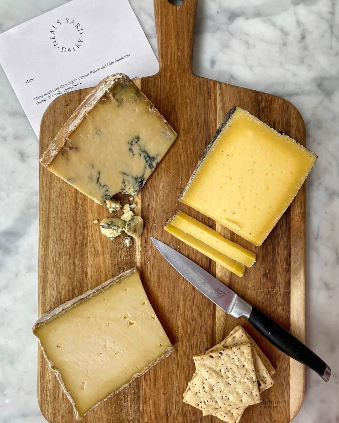 ジェイミー・オリヴァーさんのインスタグラム写真 - (ジェイミー・オリヴァーInstagram)「Some more amazing cheese for you lovely lot!! In this month's British Cheese subscription box, you're gonna get.... 🧀 Stichelton @sticheltondairy - a blue cheese but not as you know it. It's super creamy and rich, with a mellow spiced savoury flavour quite different to most other blues. 🧀 Cornish Kern @cornish.yarg - an exceptionally delicious and unique cheese with the salty caramelly notes you’d expect from an aged Gouda and the sweet creamy nuttiness you get from a Gruyère. 🧀 Gorwydd Caerphilly @trethowanbrothers - milky and fresh with mushroomy notes, a gentle acidic earthiness and a fine crumbly texture. Link in my bio to order the British Cheese subscription box from @neals_yard_dairy Big love x x」11月2日 0時00分 - jamieoliver