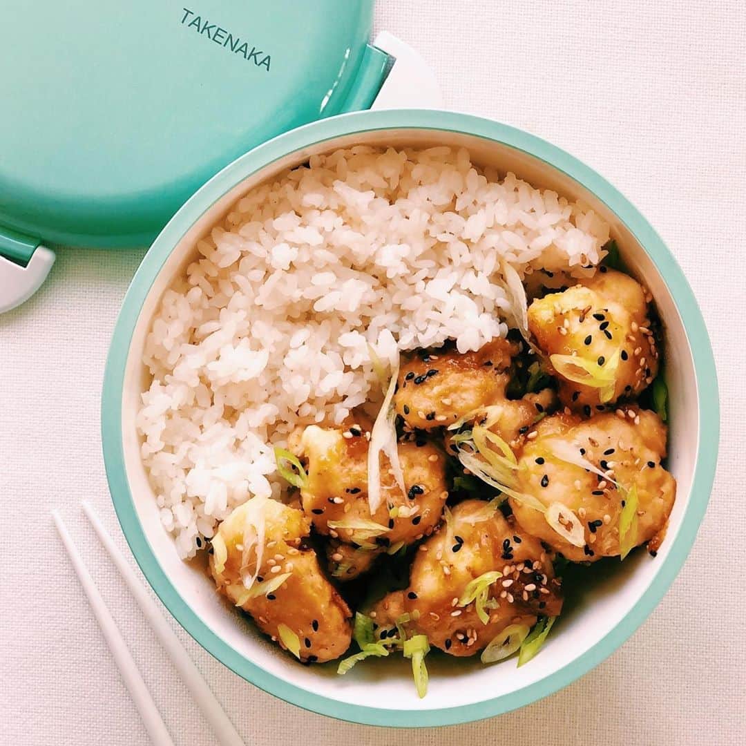 TAKENAKA BENTO BOXさんのインスタグラム写真 - (TAKENAKA BENTO BOXInstagram)「After all those yummy candies from yesterday, need any real food ideas?⁠ We are thinking about this fried cauliflower made by @azusasasakiho.⁠ ⁠ Check her recipe below ⁠ .⁠ 1. Cut whole cauliflower to small pieces ⁠ 2. Make batter - 1 egg, 1/2cup water, 4tbsp flour ⁠ 3. Make sauce - 1tbsp Miso, 2tbsp Sugar, 2tbsp Soy sauce, 1tbsp Sesame oil, 1tbsp Rice vinegar ⁠ 4. Coat cauliflower with the batter, pan-fry for 6-7min or until cooked. Use 1-2tbsp cooking oil, or you can deep fry too⁠ 5. Take out the cauliflower, pour the sauce in the pan, put back the cauliflower, and stir well⁠ 6. Top with black and white sesame seeds, scallions⁠ .⁠ (#📷 @azusasasakiho)」11月2日 0時02分 - takenakabento