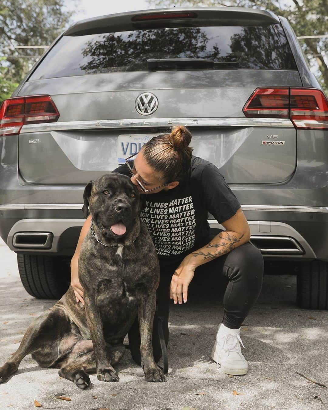 Volkswagen USAさんのインスタグラム写真 - (Volkswagen USAInstagram)「A world champ, her adorable pup, and their VW Atlas 🤩 @alikrieger」11月2日 0時02分 - vw