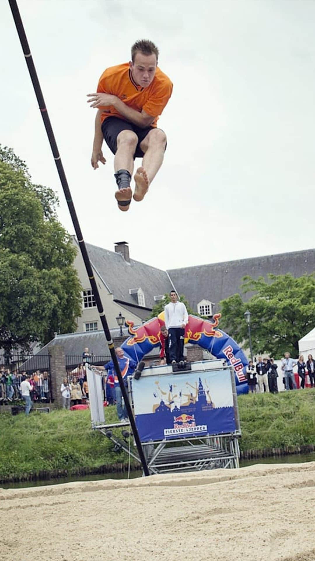 のインスタグラム：「name this sport, wrong answers only 👇  #redbull #givesyouwiiings #watersports #fierljeppen #netherlands」