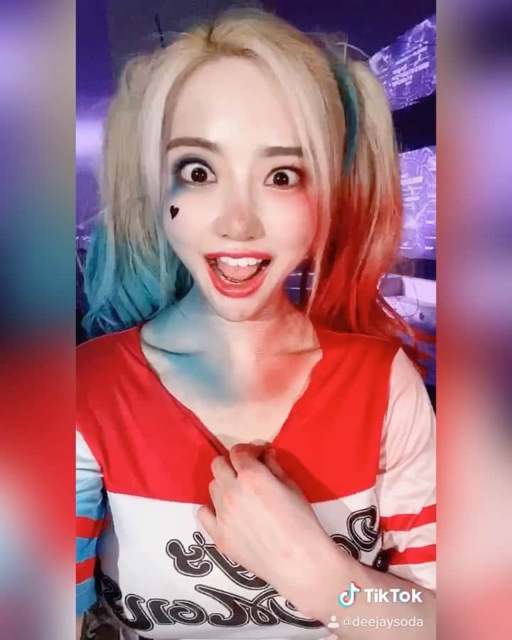 Dj Sodaのインスタグラム：「공연 끝나고 보니까 온몸이 이렇게 태극기로 변했어.....🇰🇷❤️💙 I noticed I was all messed up like this after finishing my performance...😨 My whole body turned into 'Taegeukgi' (the national flag of Korea!)🇰🇷❤💙」