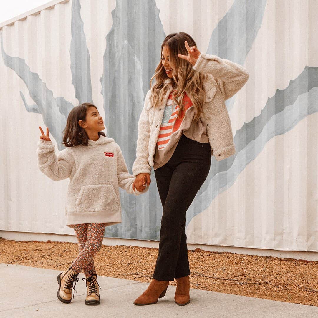 ロック&リパブリックのインスタグラム：「Look cute, keep cozy. ✌Swipe for more sherpa, and tap to shop fall styles. 📸 @camille.elena #Kohls」