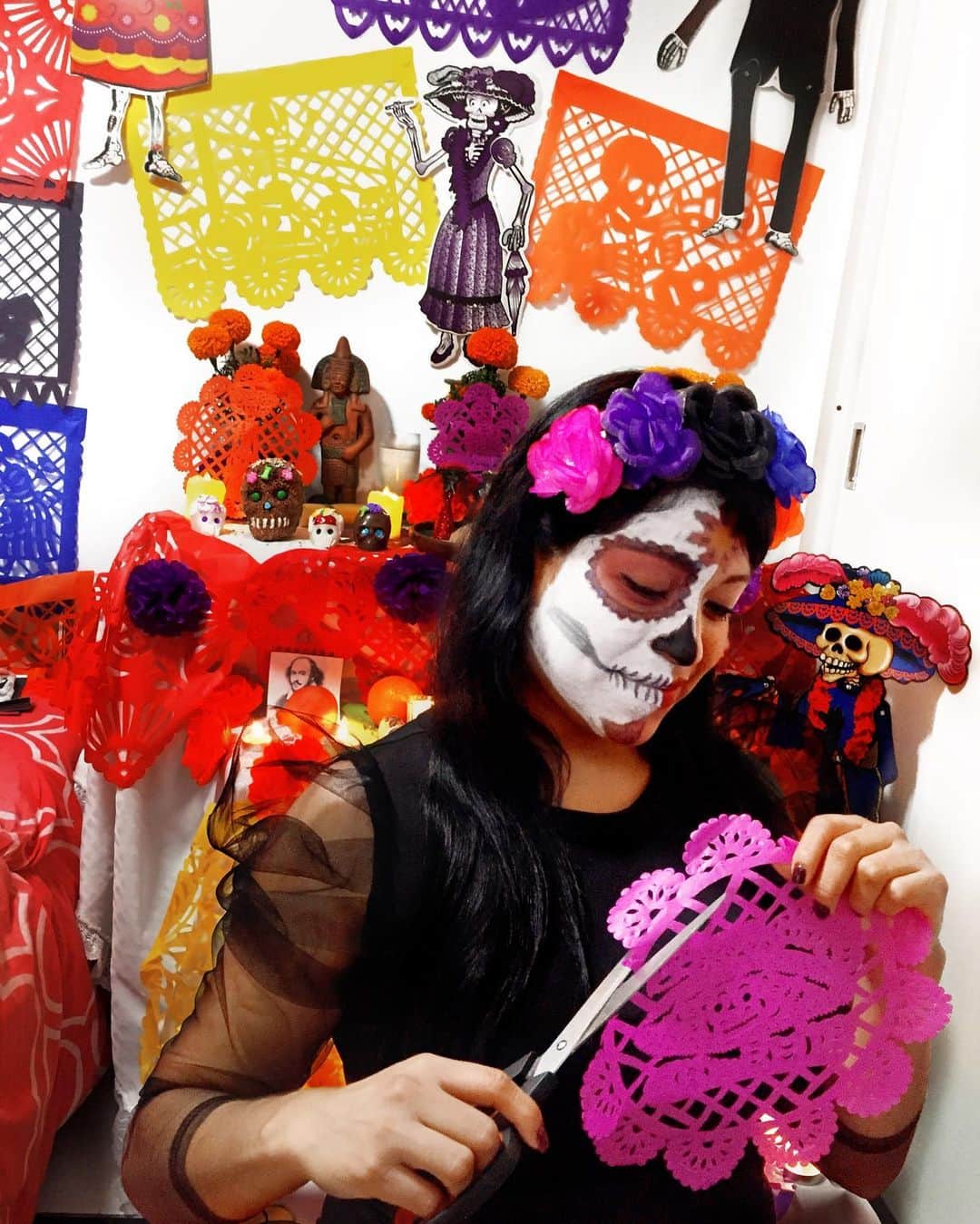 Airbnbさんのインスタグラム写真 - (AirbnbInstagram)「Vibrant color and celebration isn’t the vibe you’d expect from a holiday called Dia de los Muertos (the Day of the Dead). Online Experience host Marisol from Mexico City explains, “the Aztecs believed we should celebrate, not grieve, the lives of our loved ones.”   In Marisol's experience, “Traditions of Mexico’s Day of the Dead,” you’ll learn how to build an ofrenda (altar) that includes all the four earth elements. Papel picado (pictured) represents air and the fragility of life. Spend an hour and a half in Mexico (virtually) and make a sugar skull dedicated to someone who has passed (yes, historically they were made of real sugar and you can eat the version Marisol teaches you to make). Life, after all, is sweet.   📷:: @octaviocortesfotografia」11月2日 0時05分 - airbnb
