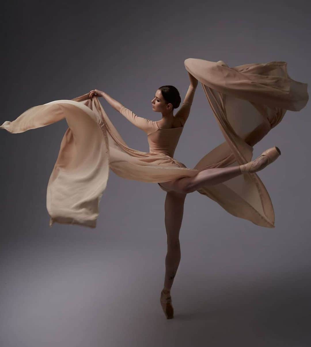 Ballet Is A WorldWide Languageさんのインスタグラム写真 - (Ballet Is A WorldWide LanguageInstagram)「Like a dream. @_vi__21 by @natasha.kim_ph 💛  #worldwideballet #victoriapopova #natashakimphotography #✨🤩🎉」11月2日 0時07分 - worldwideballet