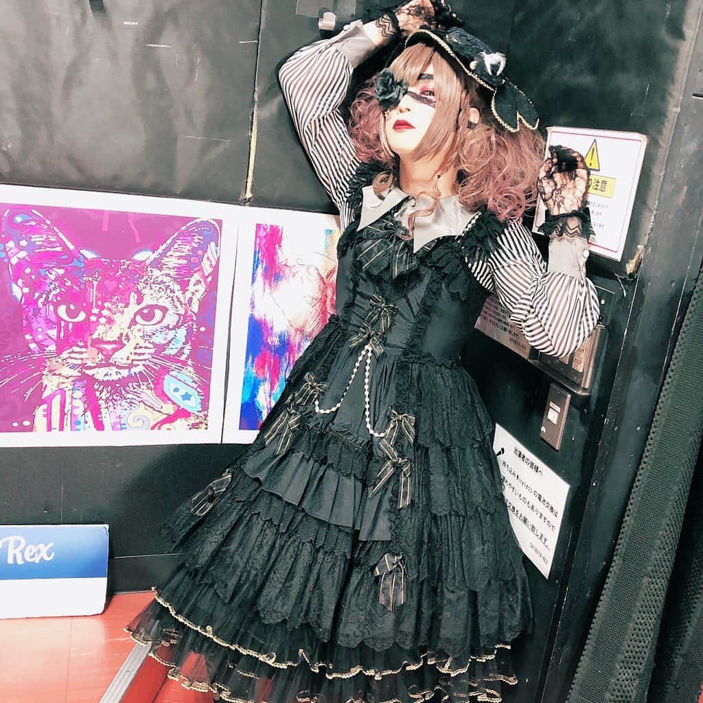 葵のインスタグラム：「毎年この季節の恒例行事になりつつあるハロウィンにかこつけての可愛い服を着たいんだぞ！シリーズ。 軍団ロリータ、でこぽんロリータと来て今年はソロでの着用。 今回もLIVEのコンセプトを伝えて、angelic prettyさんのご担当者さんが素敵にコーディネートして下さいました！今回の衣装も細部まで作りが素晴らしく可愛いかったです！！ ウィッグは同じように見えて初号機が使い倒してしまいボロボロとなり再びMAPLEさんにご提供いただいた2号機。このウィッグ、カラーと形が好きで気に入ってるんだけど、僕が着用しているの見て同じのを買いにMAPLEさんに行ってくれた方が結構いたらしく僕の2号機がラストでした。そういうの嬉しいね！ 今年は黒系だったので白いコンタクトしたりしてちょっと顔面ダーク。 配信のアーカイブで映像見たけど、我ながらいい感じでした！ MAPLEさん、そしてAngelic Prettyさんありがとうございました！！ #可愛いは作れる #maple #angelicpretty #halloween」