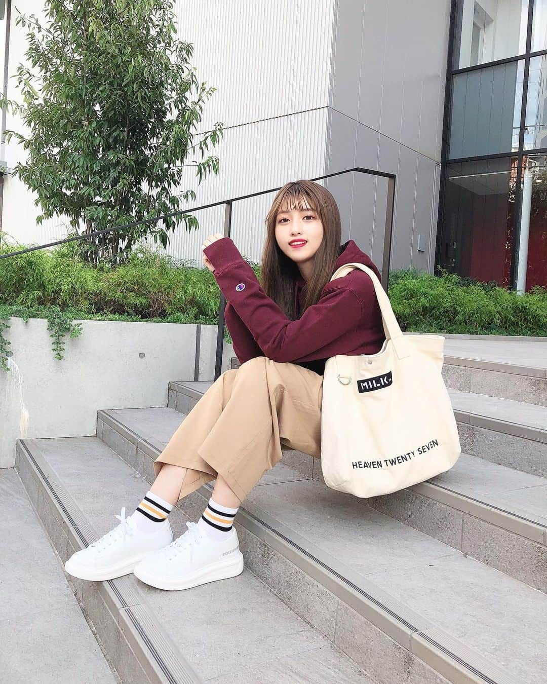 のインスタグラム：「. . 大学に行く時はこんな感じのラフなコーデが多め🏀 . 靴は @p31_japan の白スニーカーだよ👟  . ソールが高めだからスタイルアップ効果も期待できちゃう💫」