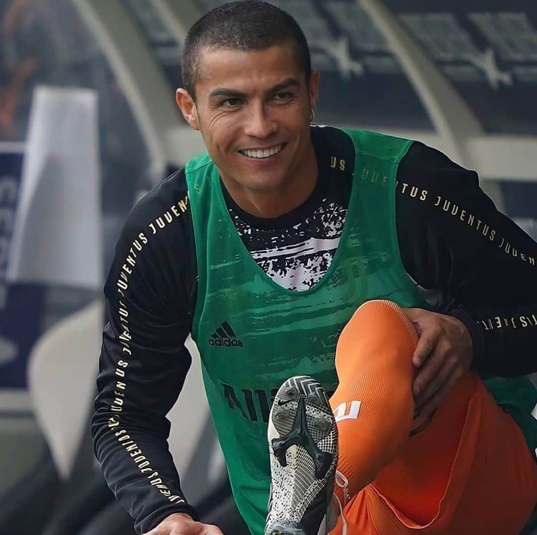 ポール・ポグバさんのインスタグラム写真 - (ポール・ポグバInstagram)「SIUUUU! Bentornato ❤️  56’ ⏰: entra in campo 59’ ⏰: segna ⚽️ 75’ ⏰: doppietta ⚽️⚽️  #CR7 #Ronaldo #Juve」11月2日 0時20分 - juvefanpage