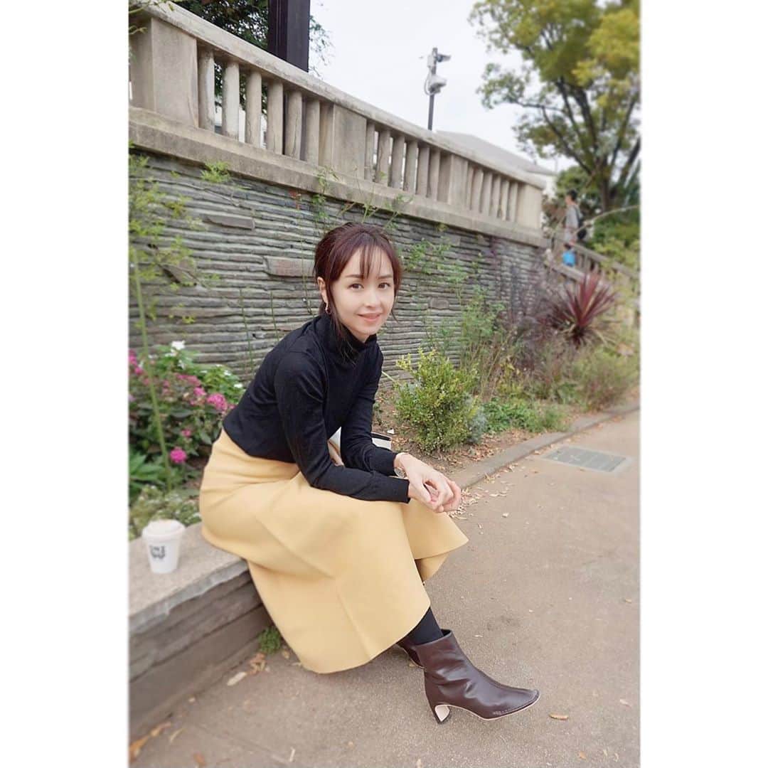 乙黒えりのインスタグラム：「鉄棒ブーム  娘達は鉄棒ブーム 絶対あるよね、その時期。私も鉄棒ブーム、一輪車ブーム色々あったなぁと小学生時代が懐かしくなる。  2人とも逆上がりやぶらさがって猿みたいなことしてましたよ🐒 鉄棒のある公園にわざわざ行くことが多くて、毎回暇でコーヒー買っちゃう😂  やることないから「がんばれー」って思いながらのんびり見てるだけ☕️ #ママコーデ#秋コーデ#座ってるだけの人」