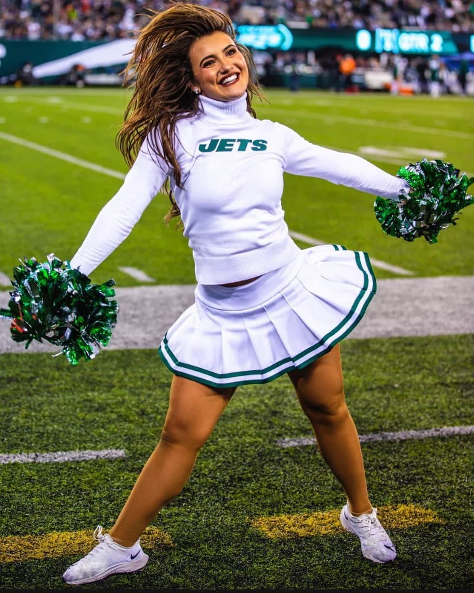 Jets Flight Crewのインスタグラム：「Happy Game Day Jets Fans! ✈️ 💚 #takeflight」