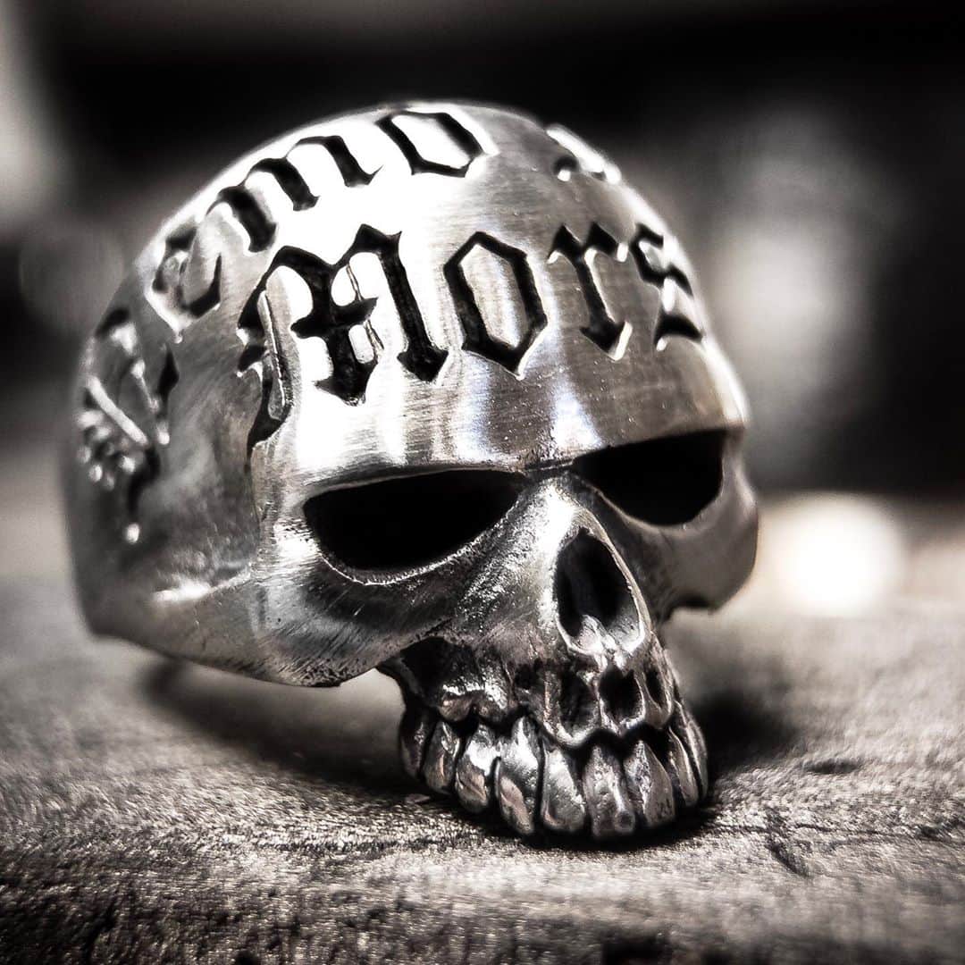 のインスタグラム：「We’re heading back into lockdown but we’re working hard to make sure everyone gets there orders as fast as possible 🙌 #lockdown #heavymetal #rocknroll #halfjaw #silver #jewellery #gothic #skull」