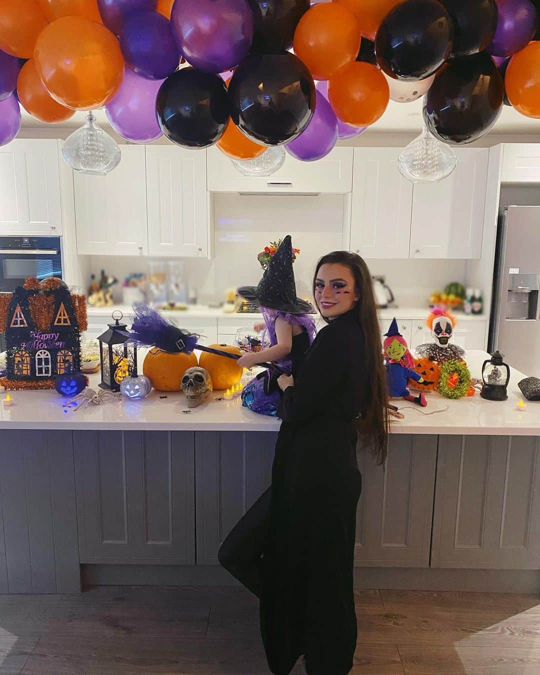 シェール・ロイドのインスタグラム：「𝕳𝖆𝖕𝖕𝖞 𝕳𝖆𝖑𝖑𝖔𝖜𝖊𝖊𝖓  Our little Witch  🖤🧡💜  All dressed up and nowhere to go.  So we put up the decorations and played spooky songs, and ate way too many sweets! And It was lovely 😊 🕸🕷👻」
