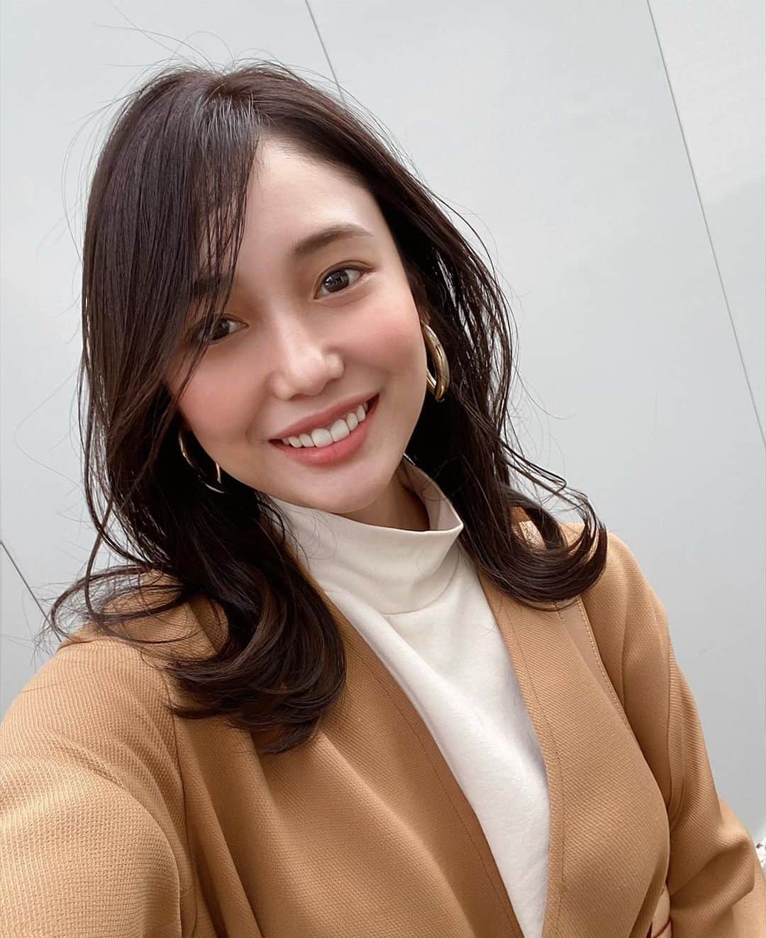 森ニーナのインスタグラム：「楽しい日曜日ももう終わり❣️ ハロウィーンもあっという間に過ぎ去りましたね🎃😫🧡  たった今お家でハロウィーン気分は味わいたいので頂いたパンプキンケーキを寝る前なのに食べました。🐷(昨日もだぁ😫) 美味しすぎて全部食べきっちゃいそう😭w  いいですよね？たまには。。😂🎃  今日は買い物に来たのに、欲しいブーツに出会えず何も買わずに鬼滅の刃無限列車編観て素敵な一日が終わりました👺✨  ‥なんか日記みたいな投稿になってしまいましたね😂笑笑  皆さま良い夢を〜🛌🌙💕 おやすみなさい💤  #neaf hiroさんにカラー＋トリートメントしていただきました #まだ秋 #mrcheesecake #チーズケーキ大好き」