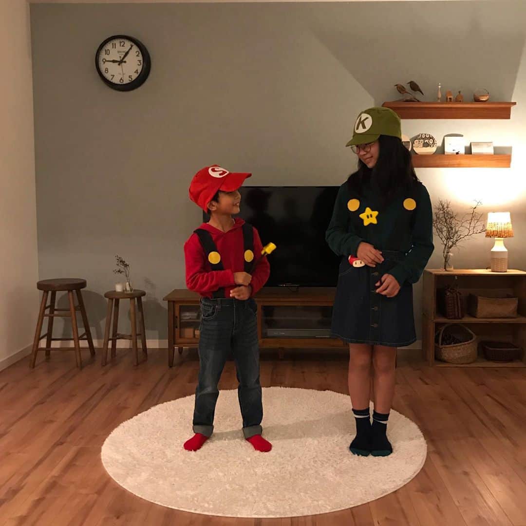 Ayakoのインスタグラム：「2020.11.01 ・ 🎃Happy  Halloween🎃 ・ ・ 今年のテーマはスーパーマリオブラザーズでした。 ・ 娘、大きくなったなぁ…。こうやって家族で仮装を楽しんでくれるのも、あと何年でしょうか。 ・ 最近、早くも思春期を迎えつつある娘。対等に会話が成立するようになってきて面白いです。 ・ 欲を言えば、もっとゆっくり大人になってほしい… ・ 過ぎ去る時間はあっという間。今この瞬間に感謝しながら、1日1日を大切に過ごしていきたいと思います。 ・」