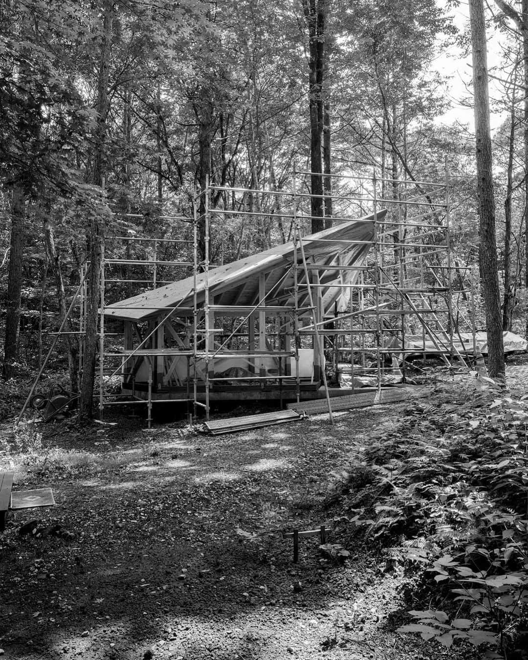 川上俊のインスタグラム：「satellite office in the forest (Karuizawa, Nagano, Japan.) / artless Inc., based in tokyo, osaka, kyoto, and karuizawa. / design, aesthetics, nature as one. ー  [note] サステナビリティとクリエイティビティ｜shun kawakami / artless Inc. #note https://note.com/shunartless  * 写真は建設中のサテライトオフィスです。リモートワークやミーティングなどを自然の中でも行うことで、あらたな感性やアイデアが生まれ、今まで作れなかった新しい何かが作れるようになるんじゃないかと考えてもいます。」