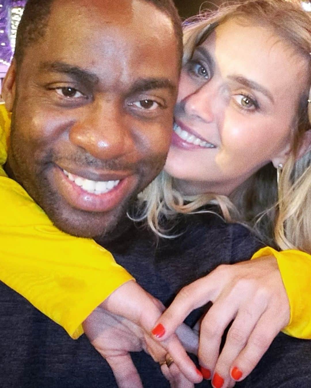 カロライナディークマンのインスタグラム：「lazinho-foguinho q seu ano seja lindo,  feito de amor e sorrisos,  doçura, sorte e tudo mais q seu coração desejar... q sua casa e sua família sejam cobertos de bençãos  e muito AXÉ!!! feliz aniversário. tiamuuu 💛」