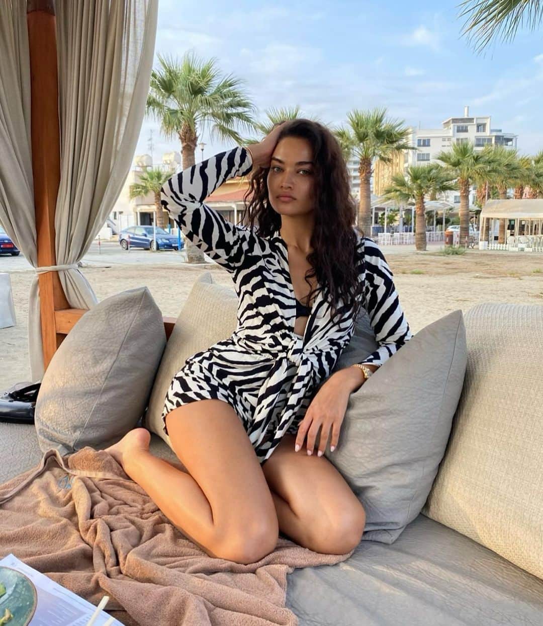 シャニーナ・シャイクのインスタグラム：「I told him.....to meet me where the sky touches the sea 🌊」