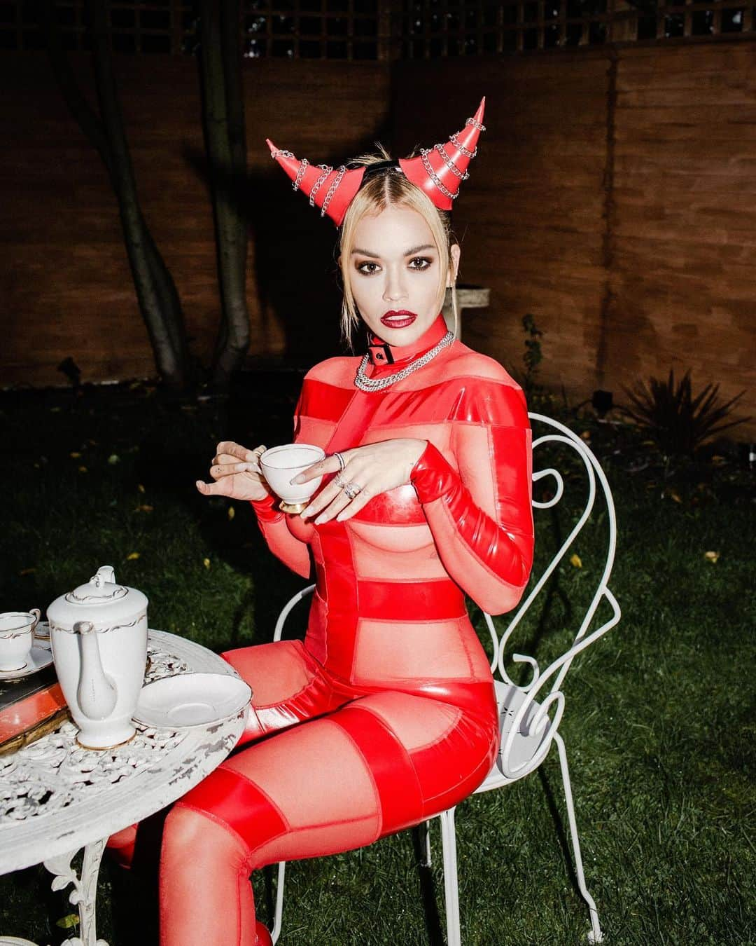 リタ・オラさんのインスタグラム写真 - (リタ・オラInstagram)「Wasn’t going to do anything for #Halloween then saw everyone’s outfits and got fomo so I decided to be a devil gardener who drinks tea alone. What? 🥰😘」11月2日 5時56分 - ritaora