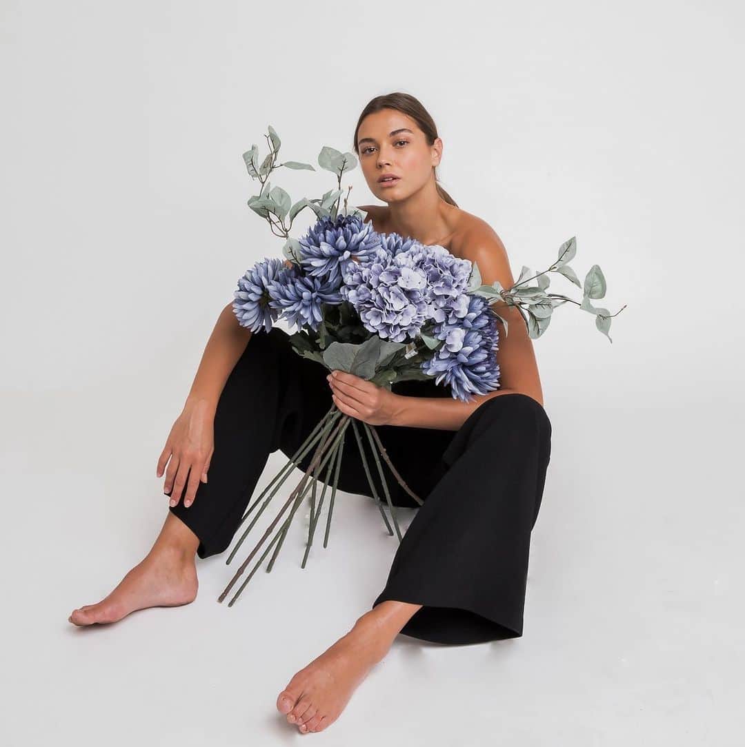 ブラックハローのインスタグラム：「Sunday's call for beautiful bouquets and our new Terrell Pant 💐 // #BlackHalo」