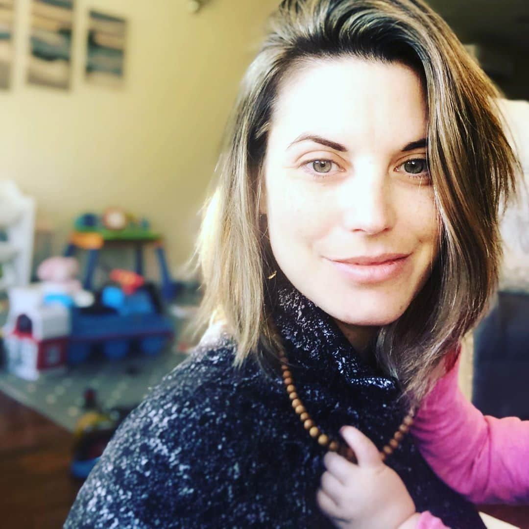 ミーガン・オリーさんのインスタグラム写真 - (ミーガン・オリーInstagram)「#newhair same baby hands! #blonde #toyhouse hope everyone is getting excited to vote that hasn’t yet!」11月2日 0時30分 - officialmeghanory