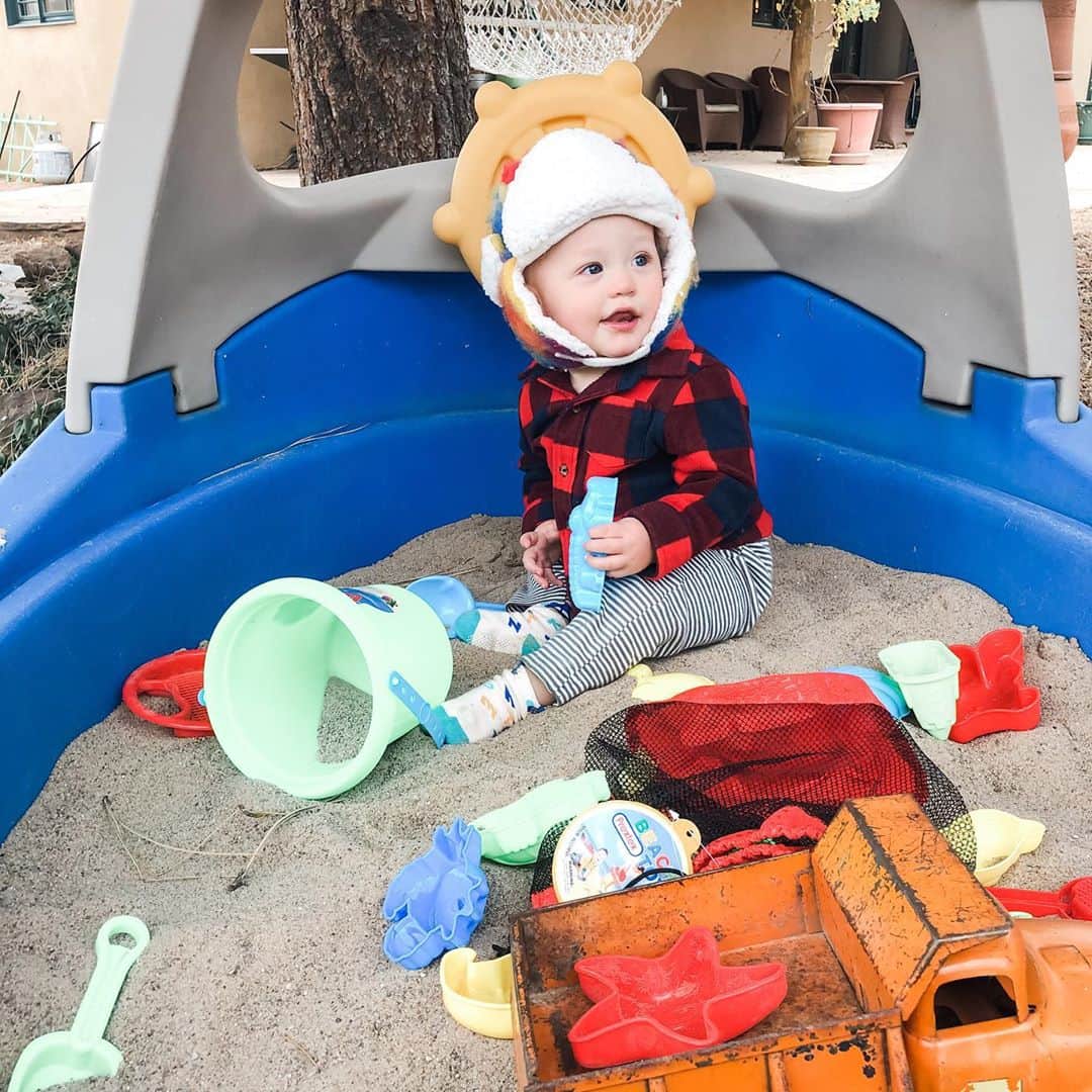 シャーロット・ケイト・フォックスのインスタグラム：「My baby is one year old!  I love you, Kit.   赤ちゃんは1歳です！ キットくん、大好き！」