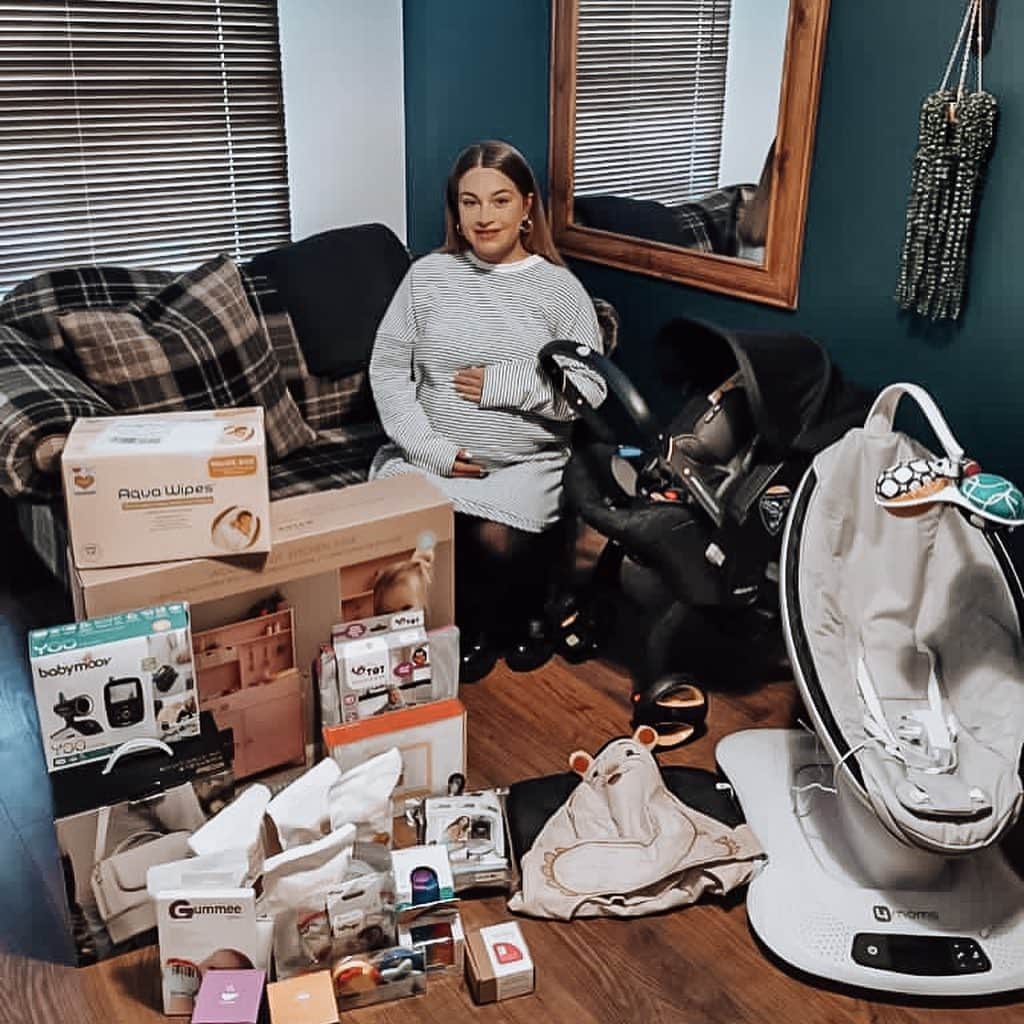 エイミー・ウィラートンさんのインスタグラム写真 - (エイミー・ウィラートンInstagram)「Swipe to see the prize winner @sophie_justine_ from my giveaway with her prizes just in time for her new arrival !! So happy and glad it’s made a huge difference to you ❤️❤️❤️👏 I know so many of you wanted to win last month but there is another chance to win another luxury baby bundle 😆!!! The lastest @envy_giveaways is now LIVE with more amazing prizes to win ( swipe to see 😉) ... closes in a few days so don’t wait to enter ! 💥   Follow the accounts that @envy_giveaways are following ( all lovely parenting accounts) and then like and tag a friend in the @jessranger picture. Winner will be announced later this week 💥 good luck !! Xxxx」11月2日 0時40分 - missamywillerton