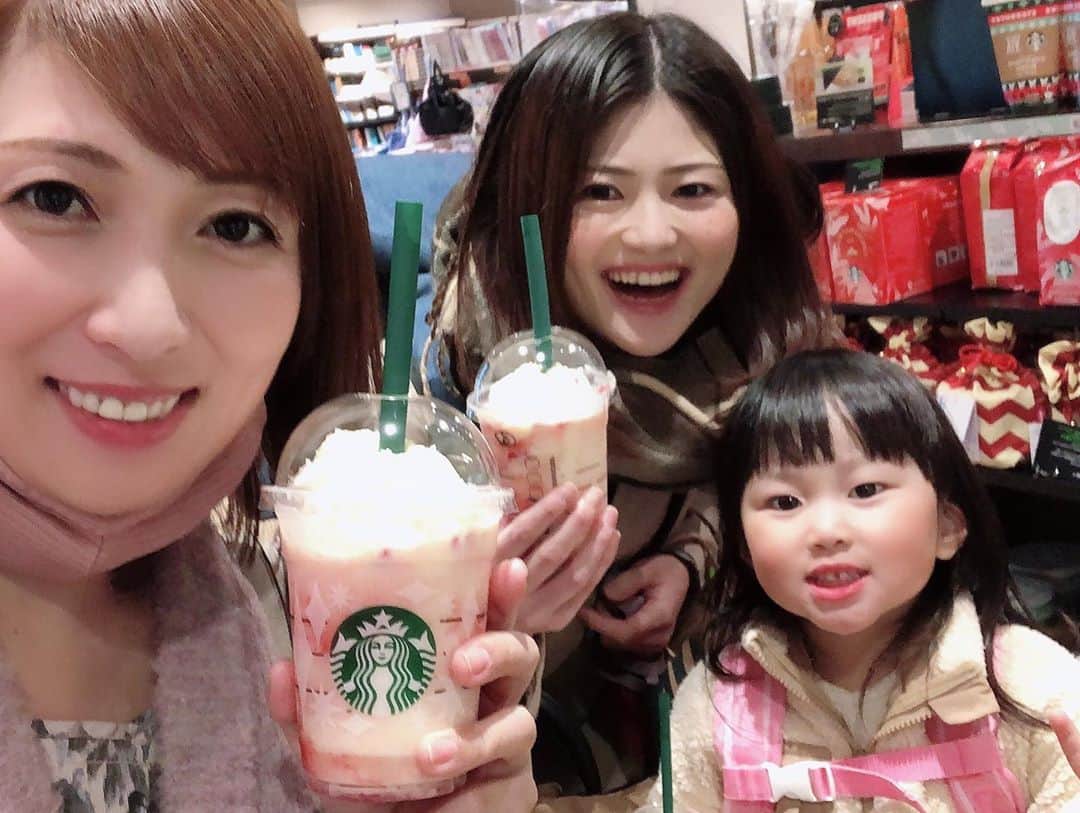 三宅智子さんのインスタグラム写真 - (三宅智子Instagram)「スタバの新作！  ベリーベリーレアチーズフラペチーノ♪  撮影終わりに池田ママと♪  ベリーの酸味とレアチーズケーキの風味が相性抜群で美味しかった♪  #starbucks #スタバ #ベリーベリーレアチーズフラペチーノ #池田ママ #ママ会 #大食い #大食い女子 #ママ友」11月2日 0時41分 - tomoko1121m