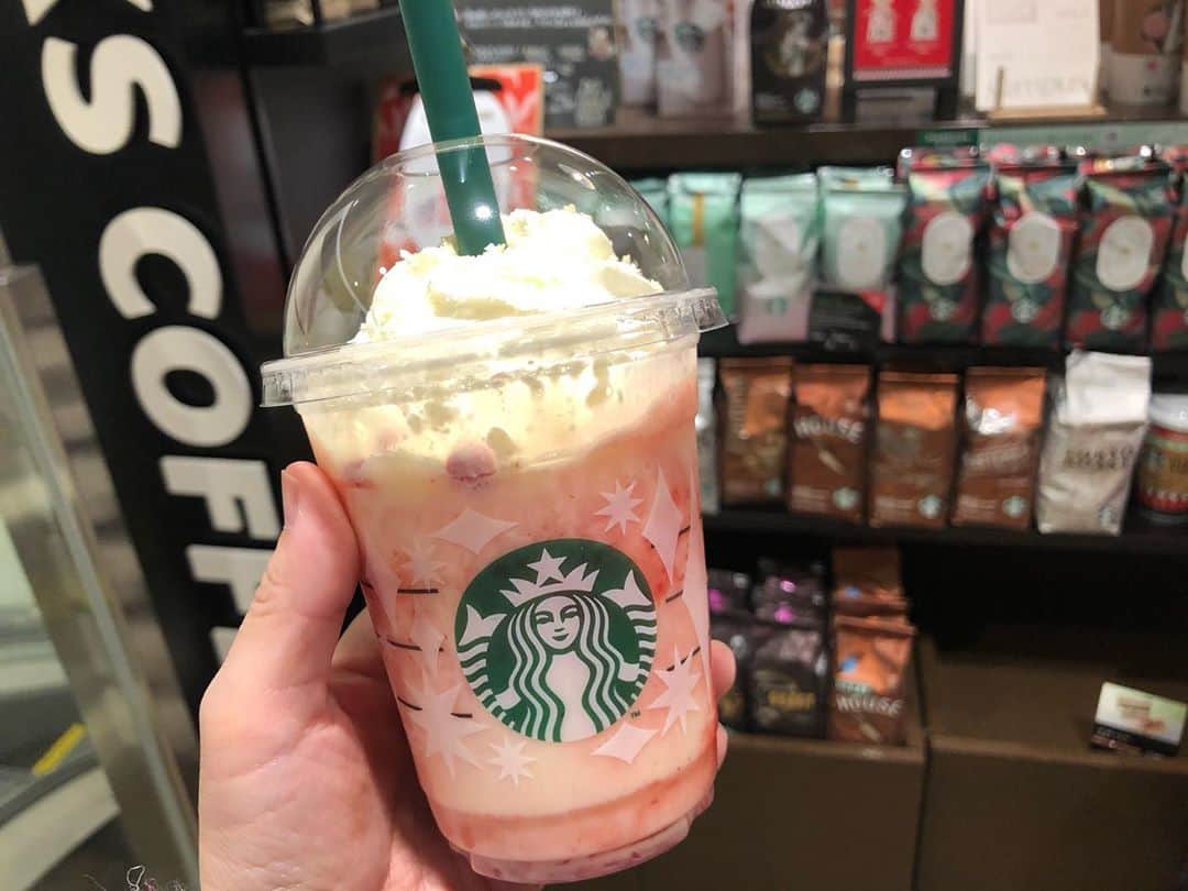 のインスタグラム：「スタバの新作！  ベリーベリーレアチーズフラペチーノ♪  撮影終わりに池田ママと♪  ベリーの酸味とレアチーズケーキの風味が相性抜群で美味しかった♪  #starbucks #スタバ #ベリーベリーレアチーズフラペチーノ #池田ママ #ママ会 #大食い #大食い女子 #ママ友」