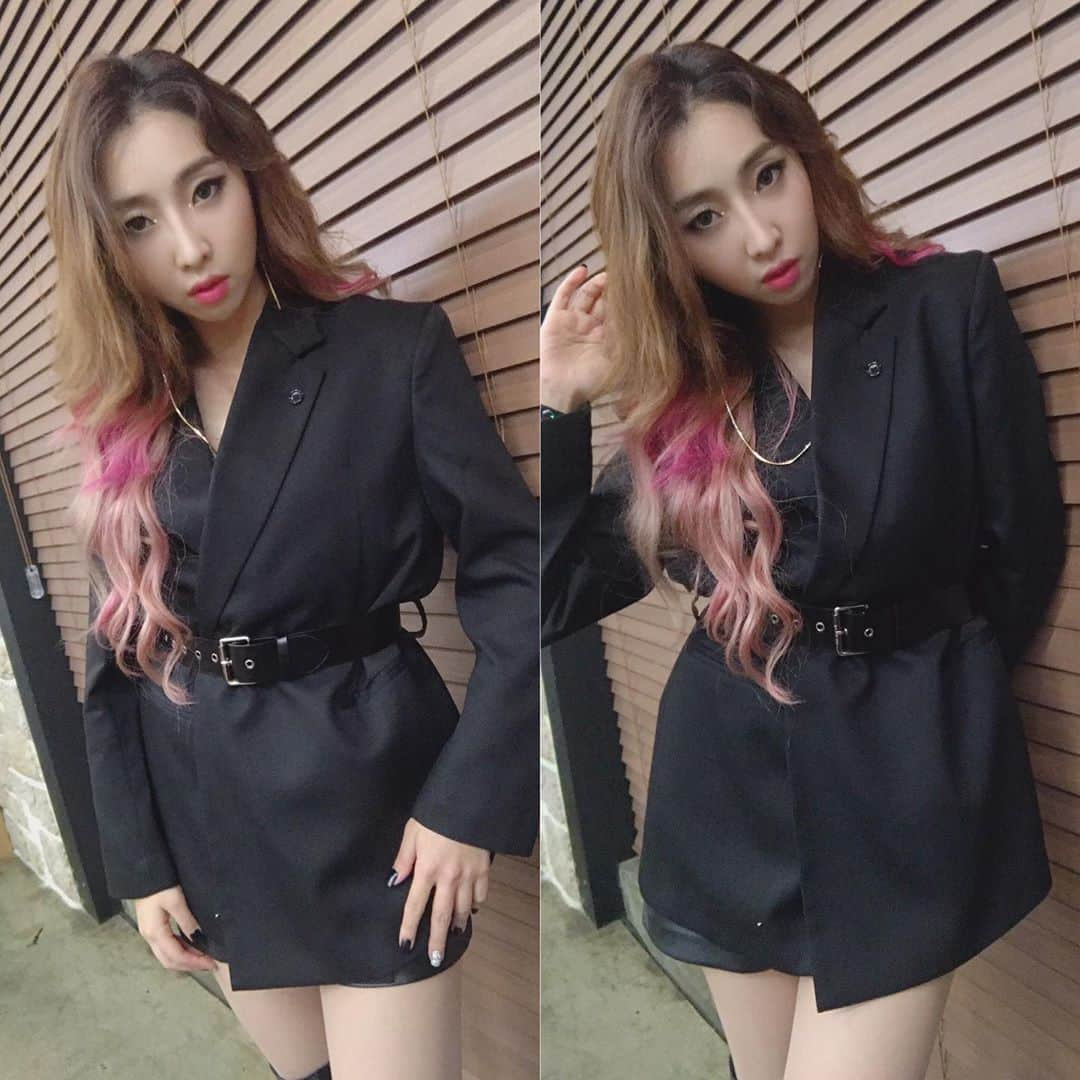 コン・ミンジさんのインスタグラム写真 - (コン・ミンジInstagram)「2부는 블랙민지 오늘 너무 재밌었다🎵 Minzy in black 🕶I had so much fun 😘」11月2日 0時43分 - _minzy_mz