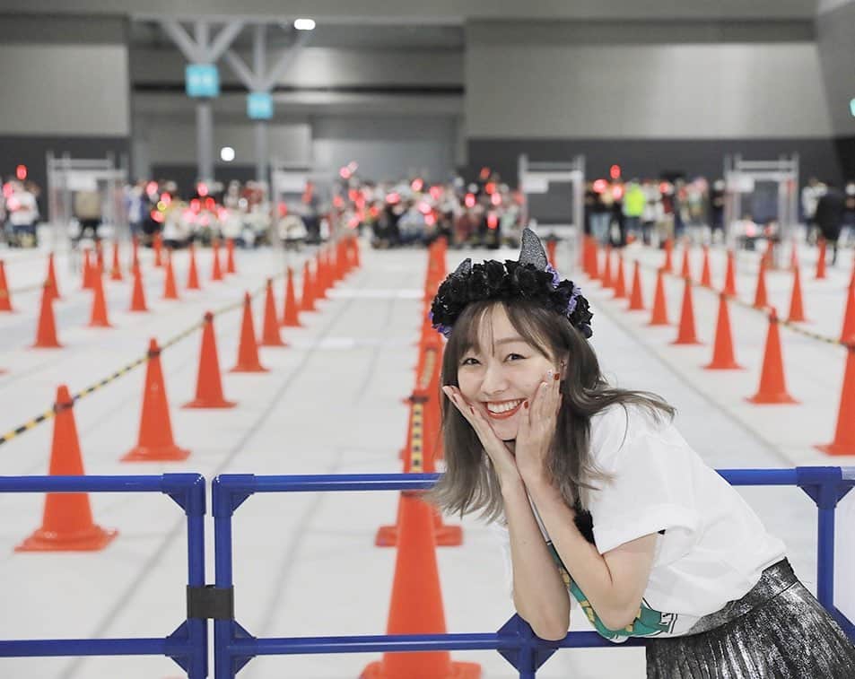 須田亜香里さんのインスタグラム写真 - (須田亜香里Instagram)「10月31日(土)&11月1日(日) @ AICHI SKY EXPO . SKE48で現地でトーク会というものが始まりました。 感染対策をがっつりするので もちろん握手はありません。 . 11年前の11月1日私はSKE48のオーディションに合格しました。 ここまでの道のりで握手会を須田亜香里の代名詞として挙げてくださる方もいました。 . でも、今年から握手ができなくなりました。 握手がない私なんて価値がない。 アイドルじゃない私なんて私じゃない。 そう思った半年を経て迎えたトーク会ではなんと 2時間待ちでも私に会ってくれた方もいて驚きました。 たくさん待たせて申し訳ない気持ちもあったけど、握手がない私に会いたいと思ってくれた人がいてくれたことが何よりすごく嬉しかった。 . アイドルを何歳までやるか。みたいなゴールを決めるのは苦手で、「ずっとやってね！」と言っていただける幸せな言葉すらプレッシャーに感じてしまっていました。ごめんね。 数年前は「早く辞めろ」って言葉に悩んでたのに…なんて愚かな私…と思ってた。 . でも昨日答えが出ました。 「気が済むまでアイドルやってね」このファンの方の一言が私に響いたんです。 なんか、気負わず甘えず今を大切に頑張れる気がした！ . だから、よろしくお願いします！ 「気が済むまでアイドルやらせてください」 距離を超える愛をありがとうね。 #ske48 #現地でトーク会 #5枚目 #気分味わってみてね #握手会じゃできないこと #エアーハグ #どや .」11月2日 0時48分 - akarisuda