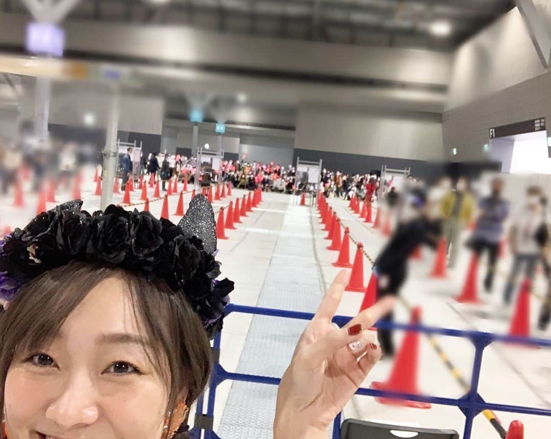 須田亜香里さんのインスタグラム写真 - (須田亜香里Instagram)「10月31日(土)&11月1日(日) @ AICHI SKY EXPO . SKE48で現地でトーク会というものが始まりました。 感染対策をがっつりするので もちろん握手はありません。 . 11年前の11月1日私はSKE48のオーディションに合格しました。 ここまでの道のりで握手会を須田亜香里の代名詞として挙げてくださる方もいました。 . でも、今年から握手ができなくなりました。 握手がない私なんて価値がない。 アイドルじゃない私なんて私じゃない。 そう思った半年を経て迎えたトーク会ではなんと 2時間待ちでも私に会ってくれた方もいて驚きました。 たくさん待たせて申し訳ない気持ちもあったけど、握手がない私に会いたいと思ってくれた人がいてくれたことが何よりすごく嬉しかった。 . アイドルを何歳までやるか。みたいなゴールを決めるのは苦手で、「ずっとやってね！」と言っていただける幸せな言葉すらプレッシャーに感じてしまっていました。ごめんね。 数年前は「早く辞めろ」って言葉に悩んでたのに…なんて愚かな私…と思ってた。 . でも昨日答えが出ました。 「気が済むまでアイドルやってね」このファンの方の一言が私に響いたんです。 なんか、気負わず甘えず今を大切に頑張れる気がした！ . だから、よろしくお願いします！ 「気が済むまでアイドルやらせてください」 距離を超える愛をありがとうね。 #ske48 #現地でトーク会 #5枚目 #気分味わってみてね #握手会じゃできないこと #エアーハグ #どや .」11月2日 0時48分 - akarisuda