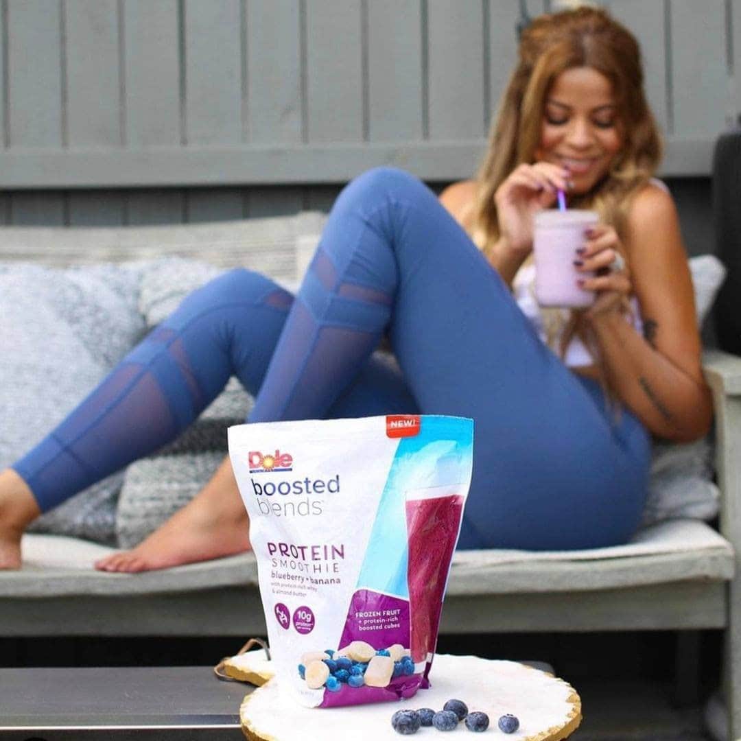 Dole Packaged Foods（ドール）のインスタグラム：「What makes an extra hour of sleep even better? Waking up to an energy-efficient, time-saving Dole Boosted Blends™ protein smoothie.  #daylightsavingstime #alwayssavingtime [📸: @TerriMcHugh]」