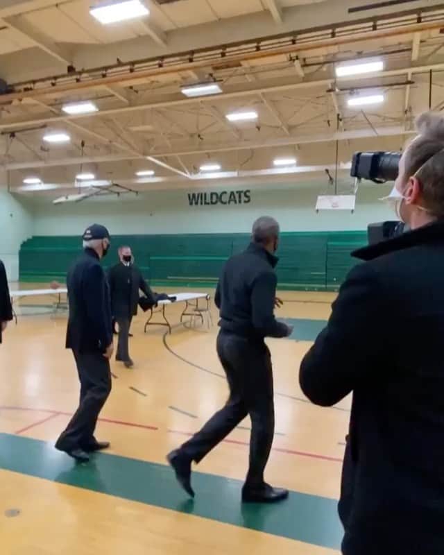 クラーク・グレッグのインスタグラム：「Repost • @barackobama Get out there and vote, and then get two other folks to join you. It's like draining a three for democracy.」