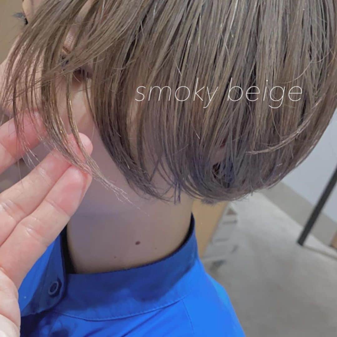 のインスタグラム：「beige short⭐︎  秋のハイトーンは柔らかさのあるsmokyなベージュカラーで。 上品さのある色でその人にフィットした似合わせを。 皆様いつもありがとうございます。  #NAMIヘアー　←☝︎レディーススタイルのまとめはこちら♪  #ハンサムショート #オールバック #ボブ#ミニボブ #グラボブ#ミニボブ #ショートヘア#ショート」