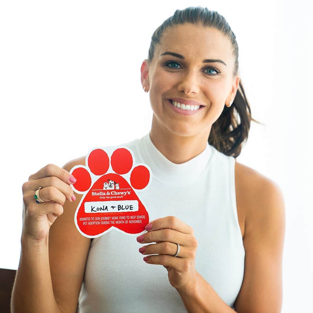 アレックス・モーガンのインスタグラム：「November is National Adopt a Senior Pet Month and to celebrate, Stella & Chewy’s is covering adoption fees for senior pets this month! Both Kona and Blue are rescues, so this cause is very special to me. In addition to refunding adoption fees, for every Stella & Chewy’s product you purchase in November at your local neighborhood pet store, $1 will be donated to help a senior pet in need. Link in bio to learn more about Journey Home Fund and how Stella & Chewy’s is helping senior pets. #stellaandchewys #adoptdontshop #journeyhomefund」