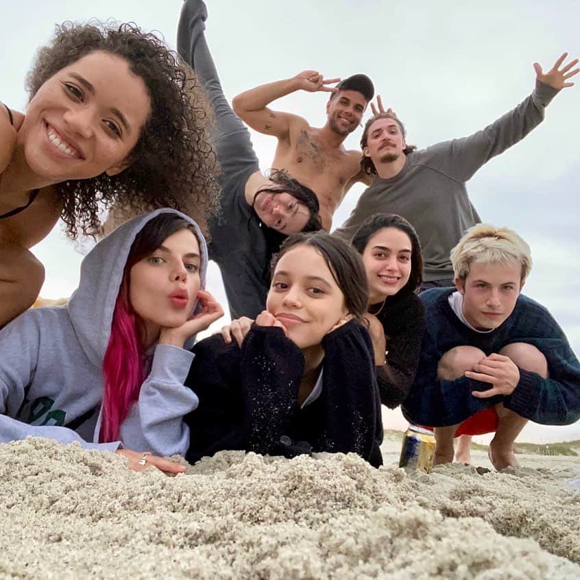 ソニア・ベン・アンマーのインスタグラム：「here’s our 2020 family christmas card (can someone please photoshop @jack_quaid into it)」