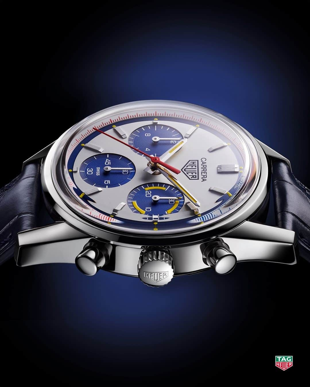 タグ・ホイヤーさんのインスタグラム写真 - (タグ・ホイヤーInstagram)「Fusion of heritage and timeless modernity.  Vibrant blue counters combined with the white opaline dial on the new #TAGHeuerCarrera 160 Years Montreal Limited Edition, making an expressive and striking style statement.  Discover more at the link in our bio.」11月2日 1時00分 - tagheuer