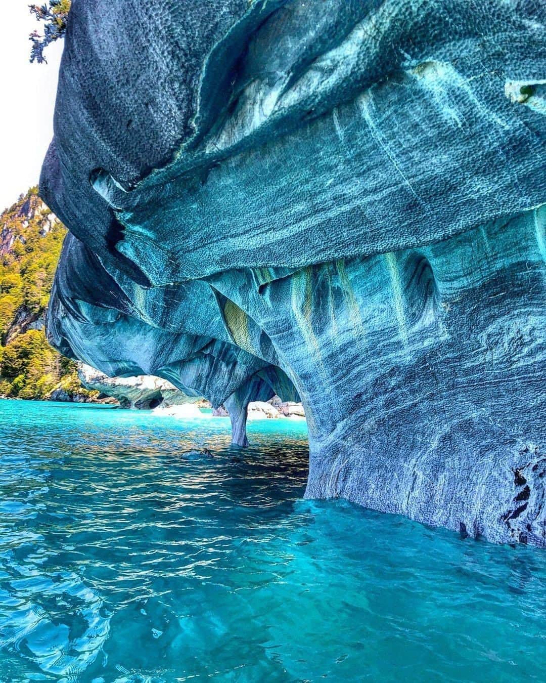 Discover Earthさんのインスタグラム写真 - (Discover EarthInstagram)「One of the marvels of nature, the marble caves of Patagonia! #discoverchile🇨🇱 with @tillotoro  #chile  #santiago  #instachile  #chilegram ​#instasantiag」11月2日 1時00分 - discoverearth