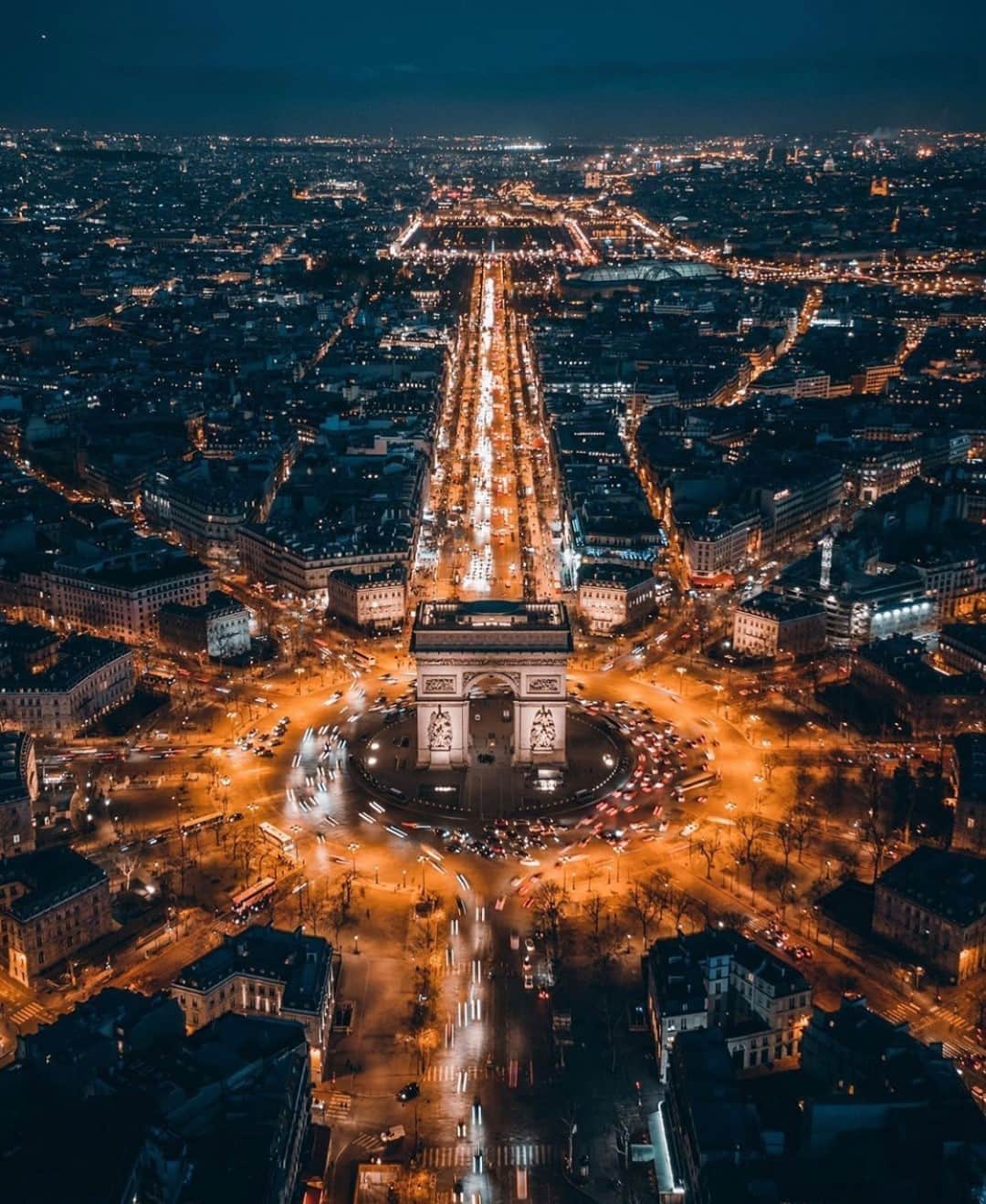 Earth Picsさんのインスタグラム写真 - (Earth PicsInstagram)「City of Light ✨ Tag someone you’d like to explore Paris with! 📷 @st_ella」11月2日 1時00分 - earthpix