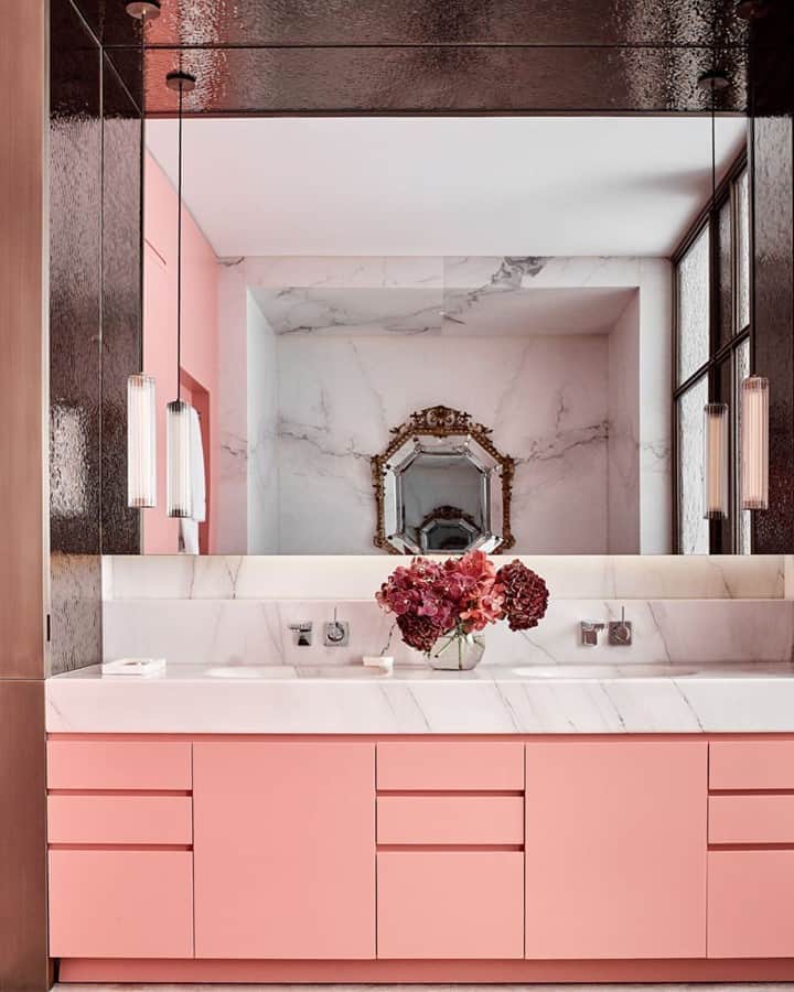 ELLE DECORさんのインスタグラム写真 - (ELLE DECORInstagram)「Pops of color throughout this London townhome were inspired by the client's love of pink—and her willingness to push the limits. Designed by Australian-based interior designer @thomashamel, the home's bold color makes up for London's grey skies. "It’s very different than being in Australia, where the light is so much stronger. You need to have pick-me-ups," Hamel says. Click the link in bio to see more. Photography by @markroperphotography.」11月2日 1時01分 - elledecor