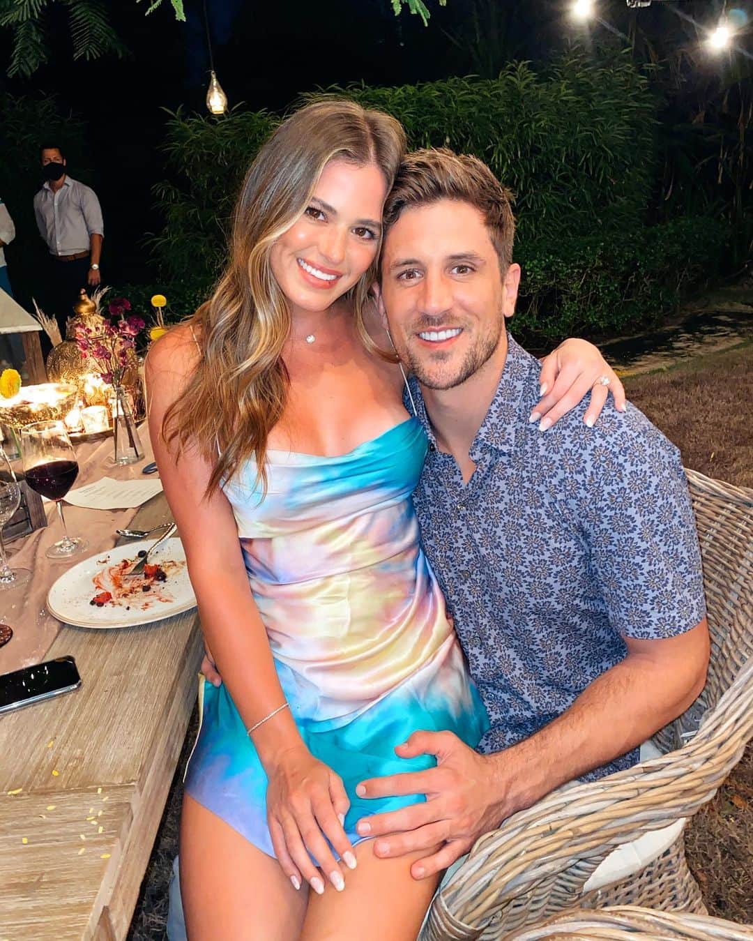 ジョーダン・ロジャースのインスタグラム：「HAPPY BIRTHDAY to my EVERYTHING! I love you more with every passing minute, day, birthday, and whacky kitchen dance routine 💃🏼 I LOVE YOU SCHMOELLE! Here’s to a day of celebrating 30, and a lifetime of celebrating you!! 🥂😍」