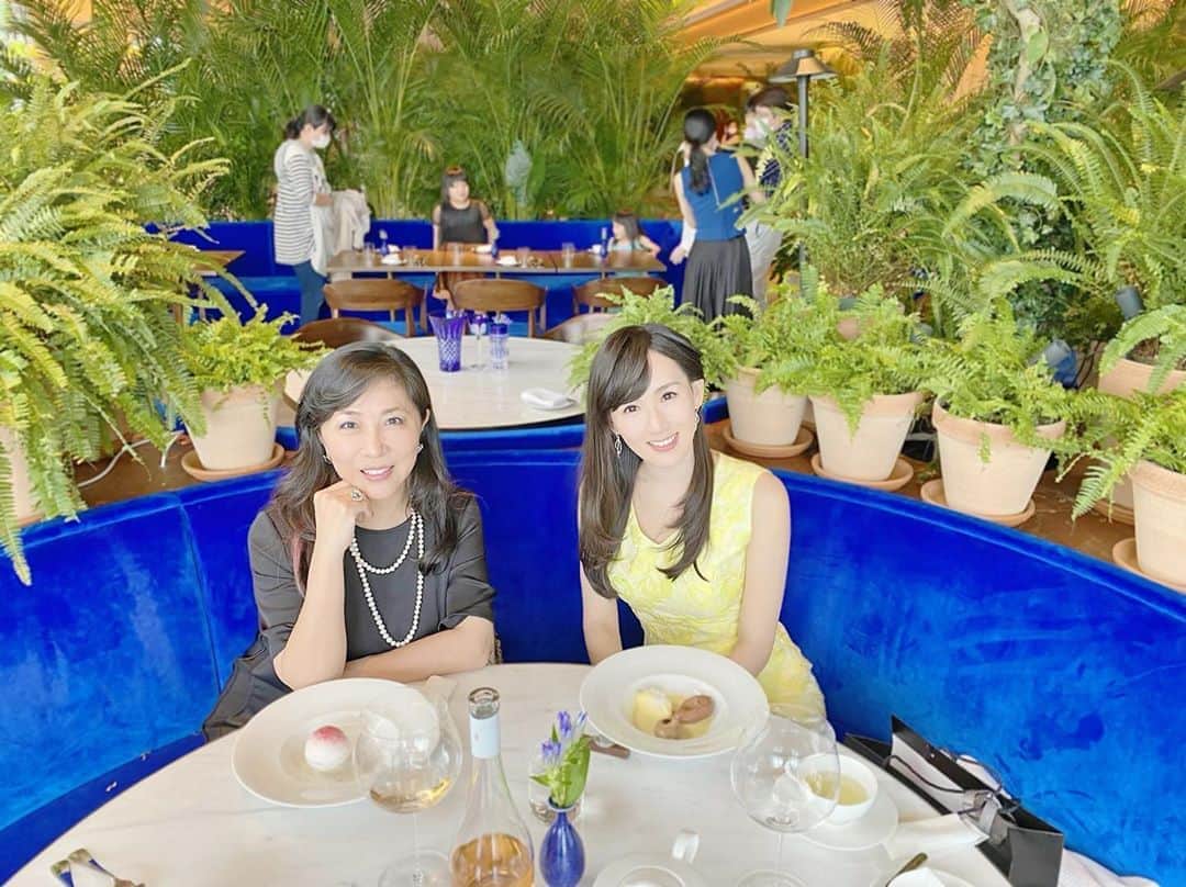 谷中麻里衣のインスタグラム：「Lunch at a brand new hotel 💕  憧れのまりさんとランチ🥰 フリーアナウンサーから一転、ファッション業界に入りFENDIやラルフローレンの副社長をつとめられたバイタリティー溢れる美しい先輩なのです👗 最後はカッコいい旦那様がお迎えに❤️ 本当にありがとうございました🌸  連れて行っていただいたのは、隈研吾さんがデザインされたホテル内にあるThe Blue Room💙 色合いも緑がたくさんあるところも、イヴサンローランが愛したというマジョレル庭園@モロッコ（6、7枚目）にそっくりで🌱 おしゃれなまりさんとの親和性を密かに感じてました✨」