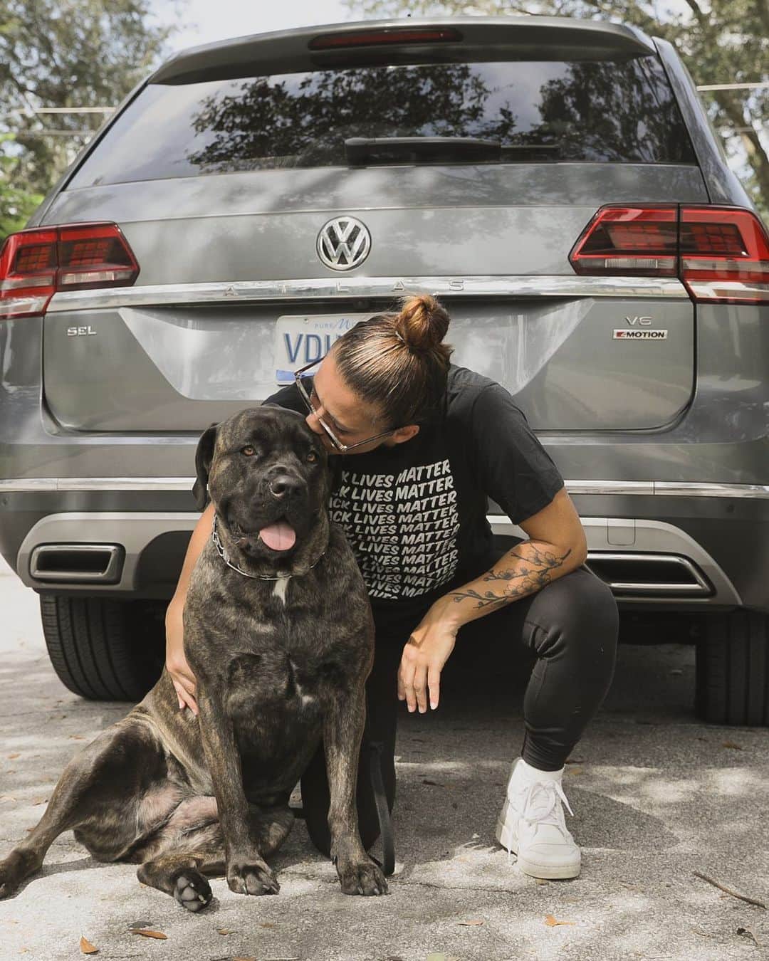 アリ・クリーガーのインスタグラム：「Logan always smiles when she sees my @VW Atlas Cross Sport because she knows we’re going somewhere fun! #VWPartner」