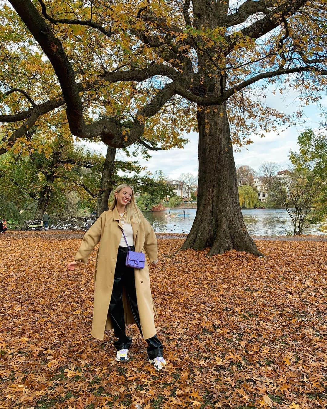 レオニー・ハンネさんのインスタグラム写真 - (レオニー・ハンネInstagram)「Today was a home love story 🍂  Autumn walks, bird watching, saw my sisters for coffee & cake and took my bike for a ride 🥰 #Hamburg」11月2日 1時11分 - leoniehanne